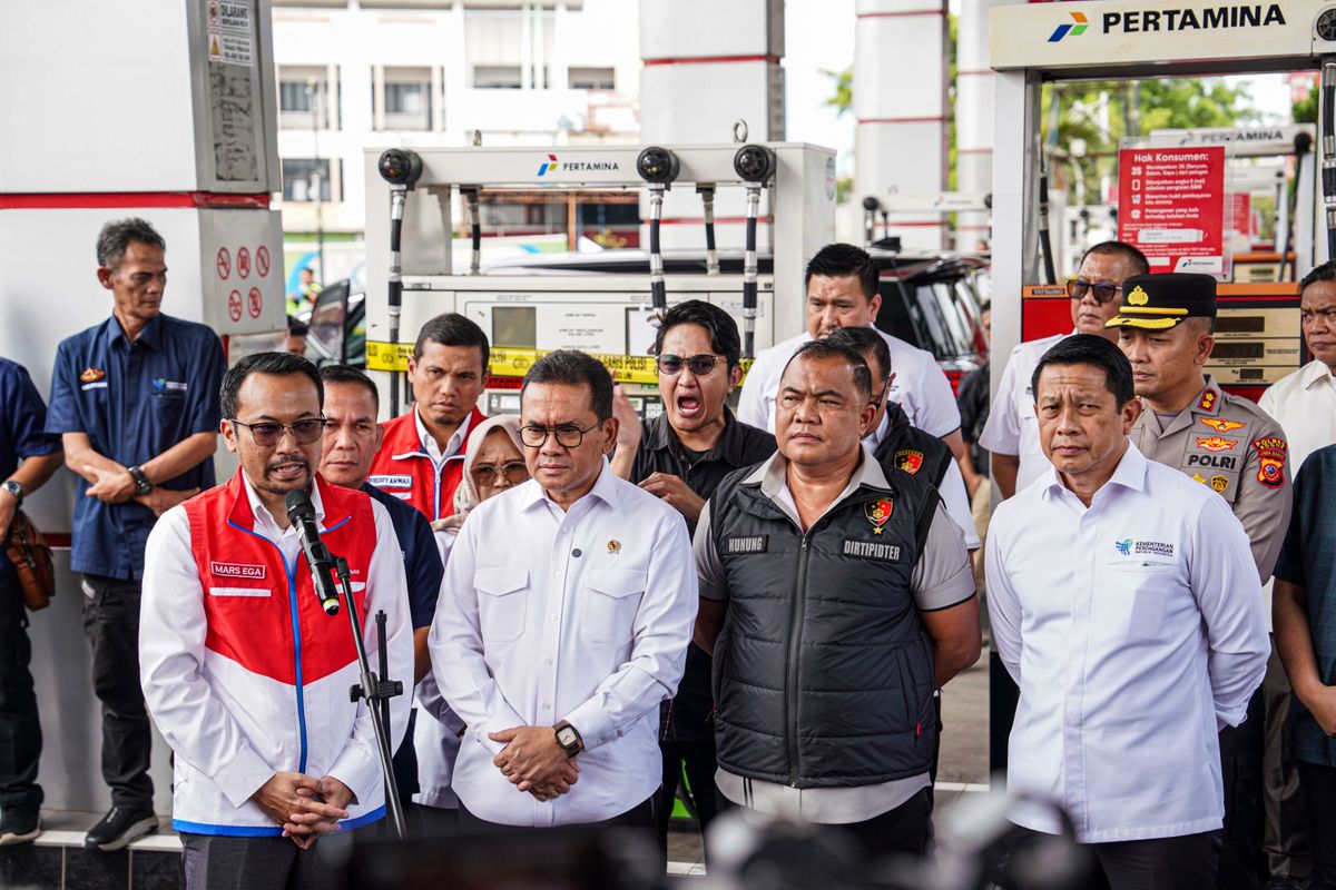 Penyegelan SPBU 34.431.11 di Jalan Alternatif Sentul, Kabupaten Bogor, Jawa Barat, Rabu (19/3/2025)