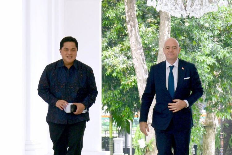 Menteri BUMN Erick Thohir (kiri) menyambut Presiden FIFA, Gianni Ifantino, yang datang ke Indonesia, tepatnya ke Istana Negara, Jakarta, untuk bertemu dengan Presiden RI Joko Widodo, Selasa (18/10/2022). 