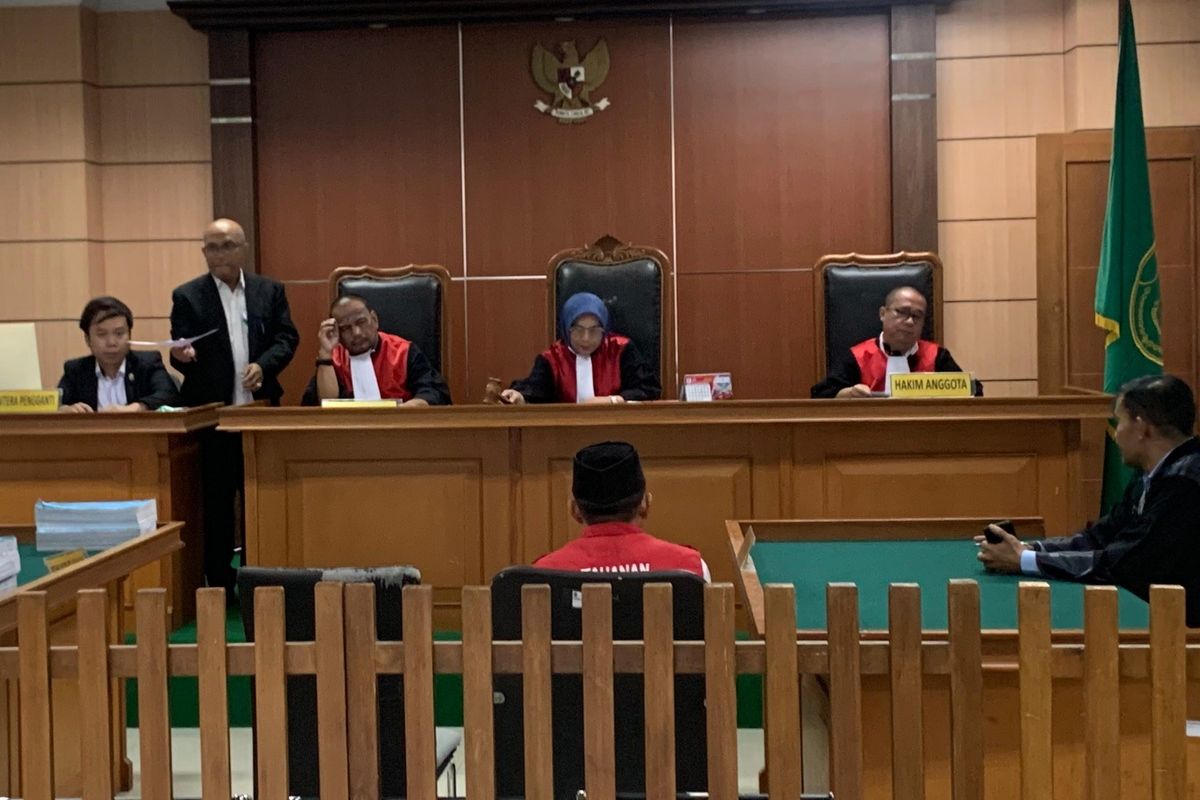Terdakwa asusila saat mendengarkan vonis oleh hakim Pengadilan Negeri Serang, Senin (26/5/2025).