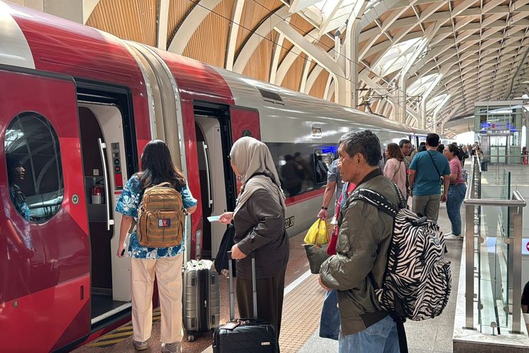 Ilustrasi penumpang kereta cepat Whoosh. Arus lalu lintas kerap macet di jalur tol maupun arteri pada libur Natal dan Tahun Baru membuat sejumlah warga memilih moda transportasi Whoosh.