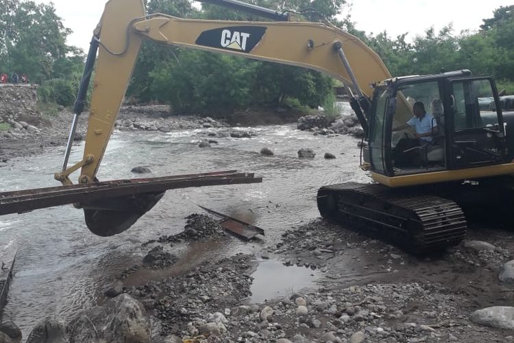 Jembatan Dagemage di jalan Strategis Nasional Pantai Utara Flores jebol dihantam banjir bandang, Selasa (12/3/2019)