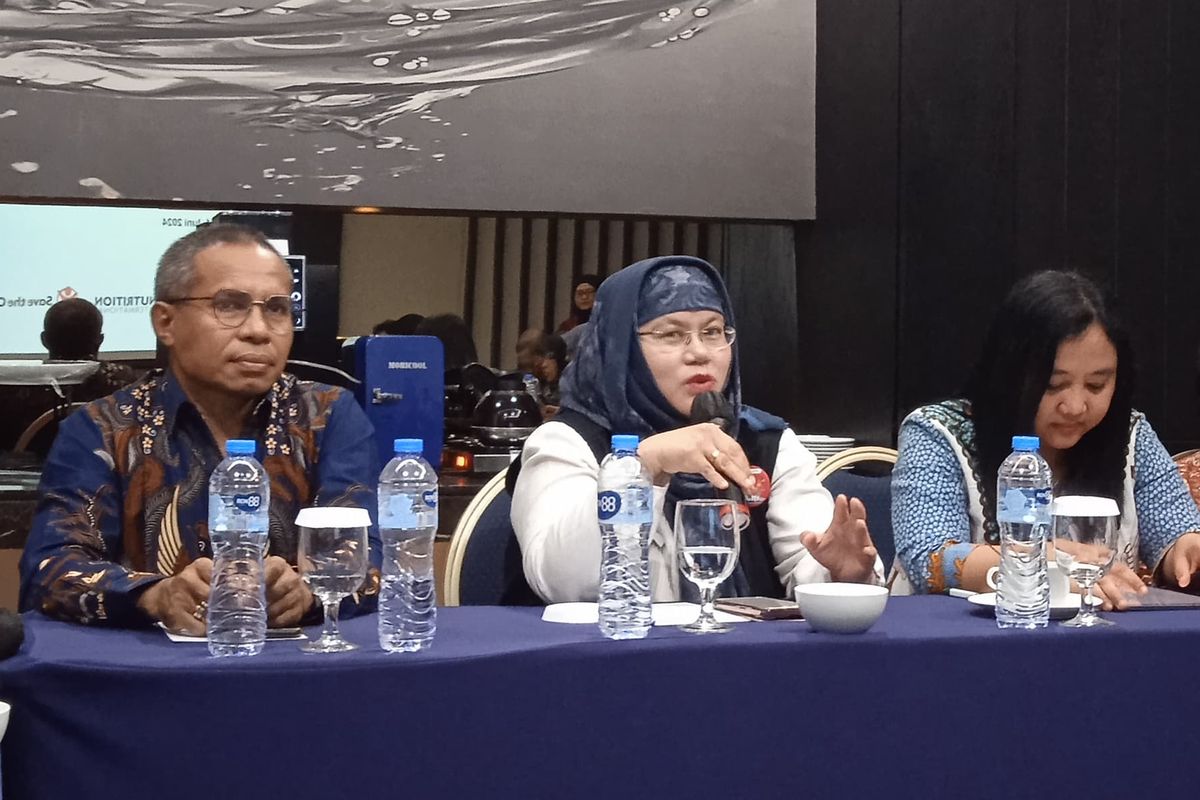 Country Director Nutrition International Indonesia Herrio Hattu, Kepala Dinas Kesehatan Jawa Barat dr. Raden Vini Aldiani Dewi, Kepala Bidang Pemerintahan dan Pembangunan Manusia Bappeda Jawa Barat Ane Carolina, S.Si., M. Eng menjelaskan capaian BISA dalam menekan kasus stunting di Sumedang, Jawa Barat.