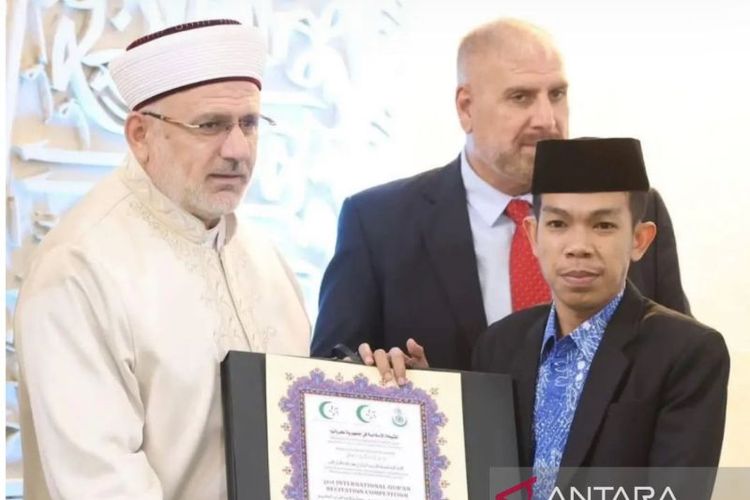 Qori asal Muara Badak, Kabupaten Kutai Kartanegara, Kalimantan Timur, Jumarlin saat menerima penghargaan juara kedua dari dewan juri pada ajang MTQ Internasional yang berlangsung pada 25?27 September 2025 di Zagreb, Kroasia.