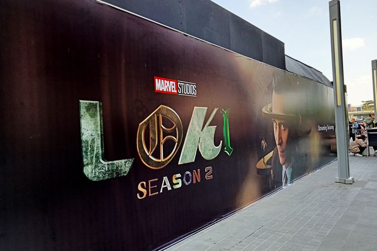 Instalasi Loki season 2 di depan Senayan City, Jakarta Pusat, Kamis (19/10/2023).