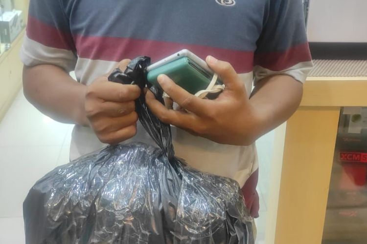 Penampakan terduga pelaku yang membawa kabur kamera Sony FX30 setelah dipesan oleh Ricky (34) melalui aplikasi Gojek.