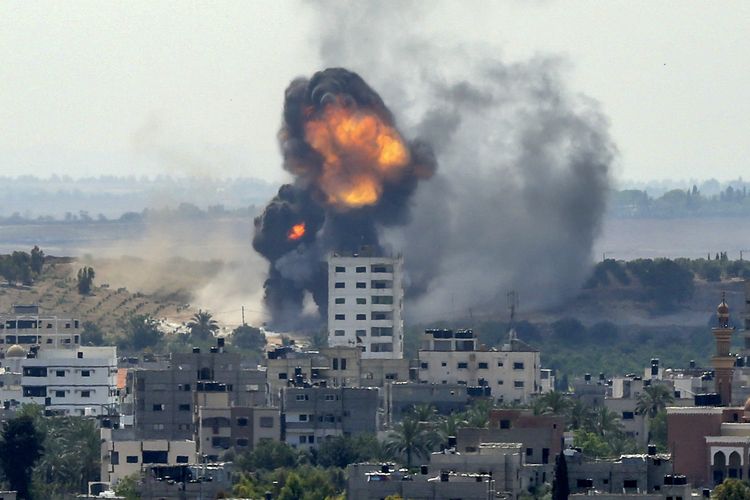 Bola api membubung di udara setelah sebuah gedung di distrik permukiman Rimal, Gaza, dihancurkan Israel pada Kamis (20/5/2021).