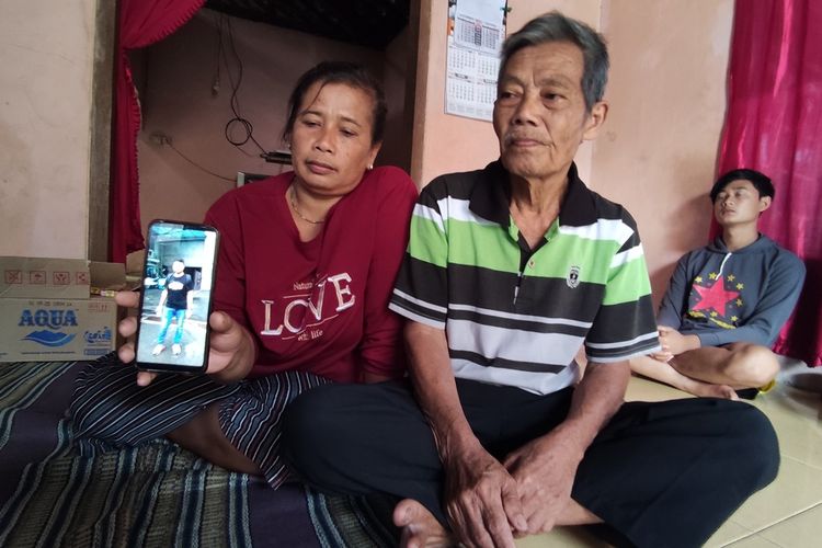 Keluarga almarhum Fanani di Kabupaten Trenggalek Jawa Timur, korban tawuran antar perguruan silat di Taiwan, Rabu (6/9/2023).