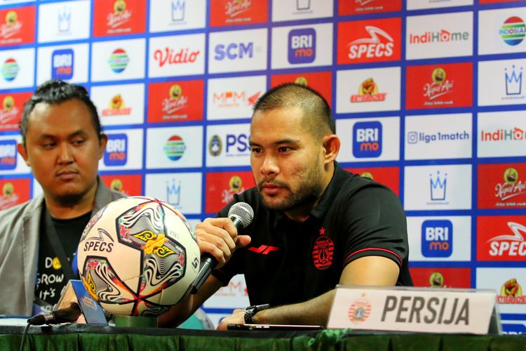 Penjaga gawang Persija Jakarta Andritany Ardhiyasa saat preskon seusai pertandingan pekan ke-32 Liga 1 2022-2023 melawan Persebaya Surabaya yang berakhir dengan skor 0-1 di Stadion Gelora Joko Samudro Gresik, Rabu (5/4/2023) malam.