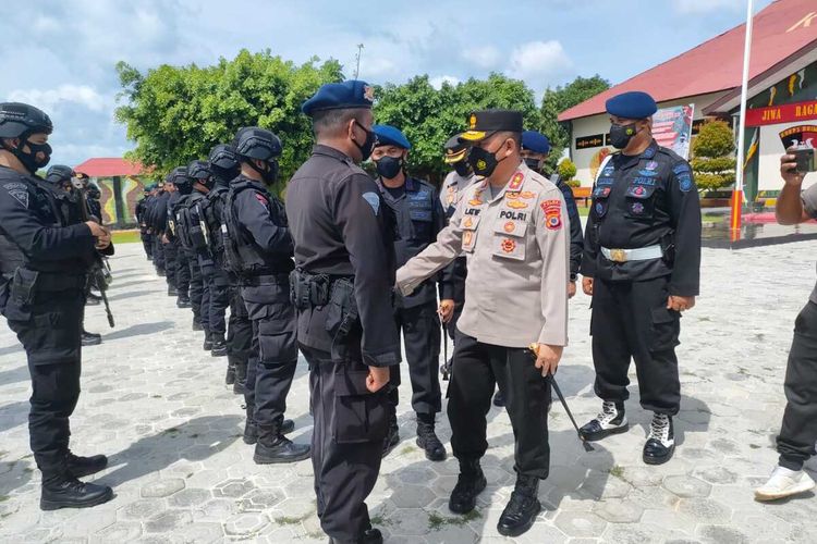 Kapolda Maluku Irjen Pol Lotharia Latif mengunjungi anak buahnya di Kompi 3 Batalyon A Namlea di Kabupaten Buru, Minggu (30/1/2022)