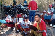 Siswa dan Guru di Manggarai Timur NTT Harus Berjalan Kaki 3 Jam demi Mendapatkan Sinyal Stabil