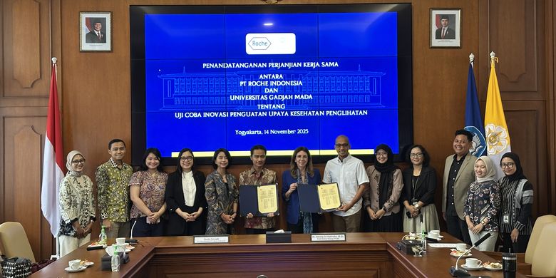 Roche Indonesia dan Fakultas Kedokteran, Kesehatan Masyarakat dan Keperawatan Universitas Gadjah Mada (FK-KMK UGM) secara resmi menandatangani Perjanjian Kerja Sama (PKS) untuk percontohan penanganan komprehensif Retinopati Diabetik (RD), Yogyakarta (14/11/2025).