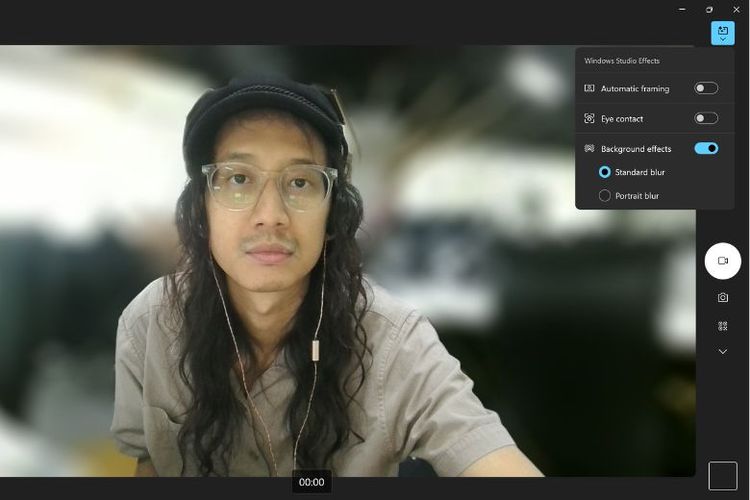 Windows Studio Effects mampu membuat latar belakang menjadi blur. Cocok digunakan saat rapat. 
