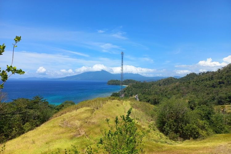 Pemandangan Laut di Bukit Larata, Desa Kinunang, Likupang, Sulawesi Utara.