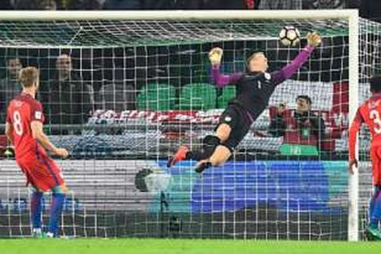 Aksi kiper Inggris, Joe Hart, saat menyelamatkan gawangnya dari serangan pemain Slovenia pada pertadingan kualifikasi Piala Dunia 2018, Selasa (11/10/2016).  
