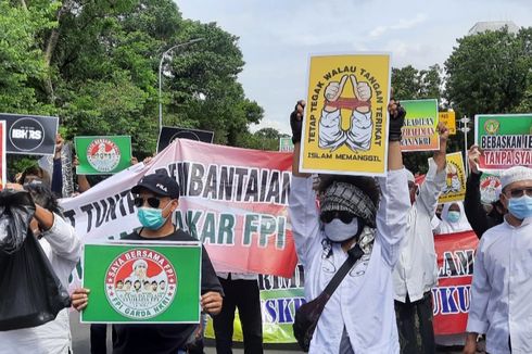 Aparat Gabungan Lakukan Penyekatan Massa Aksi 1812 di Perbatasan Jakarta-Bekasi