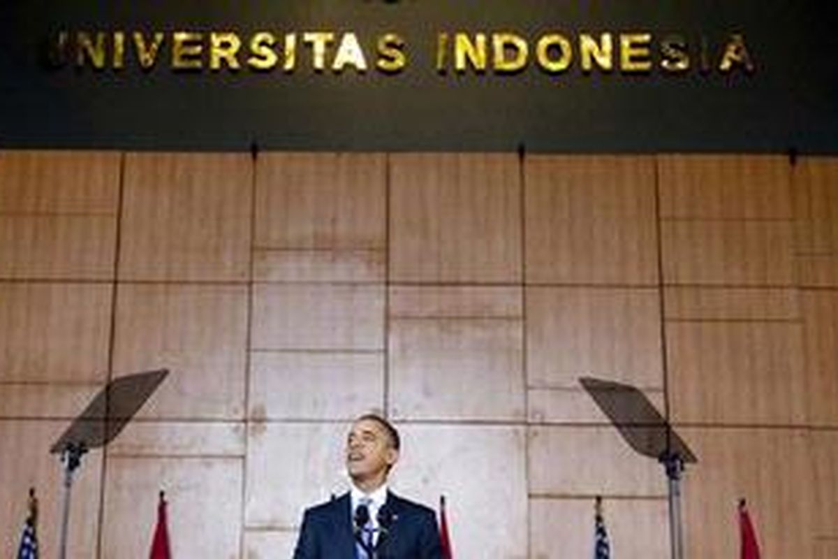 Presiden AS Barack Obama berdiri di Balai Rung Universitas Indonesia, Depok, untuk menyampaikan pidatonya, Rabu (10/11/2010).