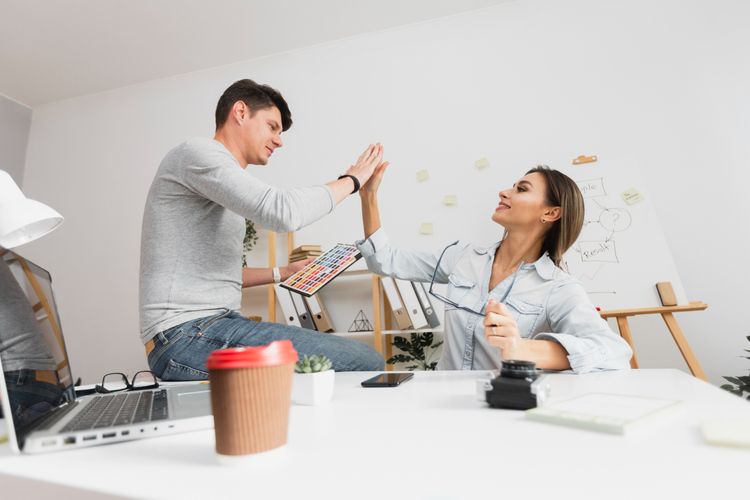 Virgo termasuk zodiak yang gampang cinlok di kantor.