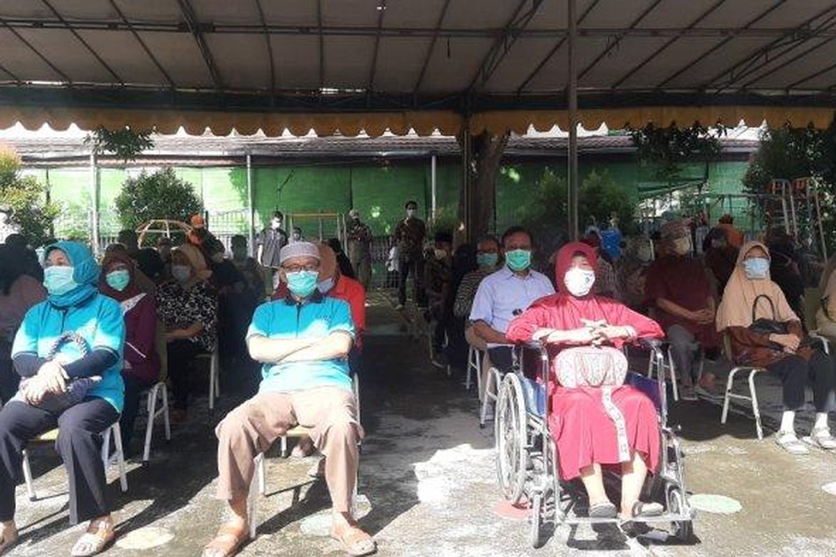 Ratusan lansia di Kelurahan Pondok Kopi, Kecamatan Duren Sawit, Jakarta Timur, divaksinasi Covid-19 di permukiman warga, Senin (8/3/2021).