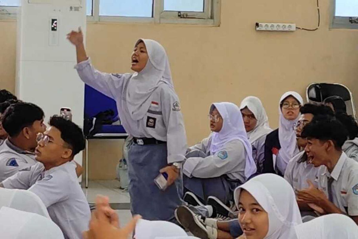 Sejumlah siswa siswi SMAN 7 Kota Cirebon Jawa Barat memprotes pihak sekolah yang dinilai gagal mendaftarkan sebanyak 155 siswa siswi eliglible dalam tahanan SNBP Perguruan Tinggi Negeri, di ruang aula, Senin (3/2/2025) siang.