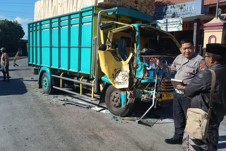 2 Truk Adu Banteng di Lumajang, Sopir Terlempar ke Parit