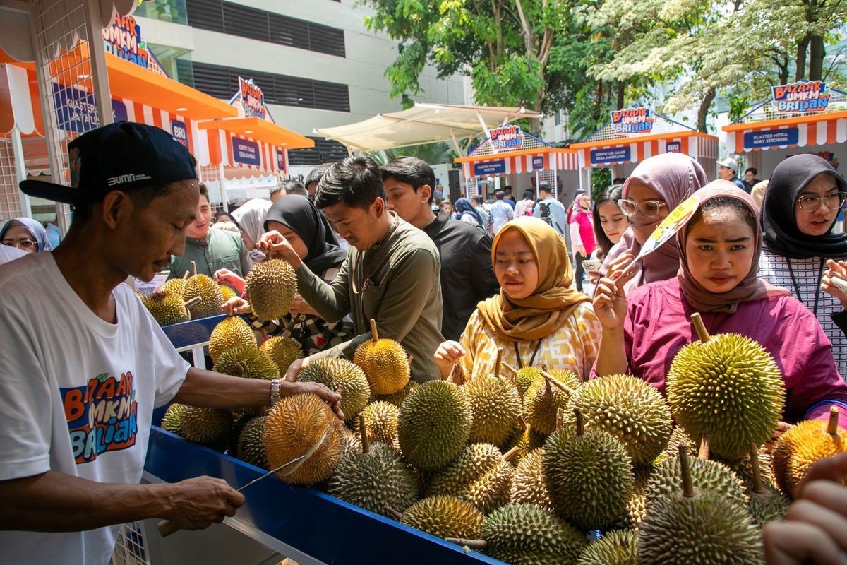 Klaster durian Desa Lemahabang, Kecamatan Doro, Kabupaten Pekalongan terlihat mengikuti Bazaar UMKM BRILian di Kantor Pusat BRI, Jumat (18/10/2024).