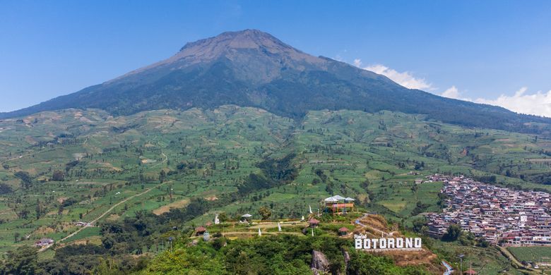 Wisata Puncak Botorono Temanggung dengan latar belakang Gunung Sumbing.