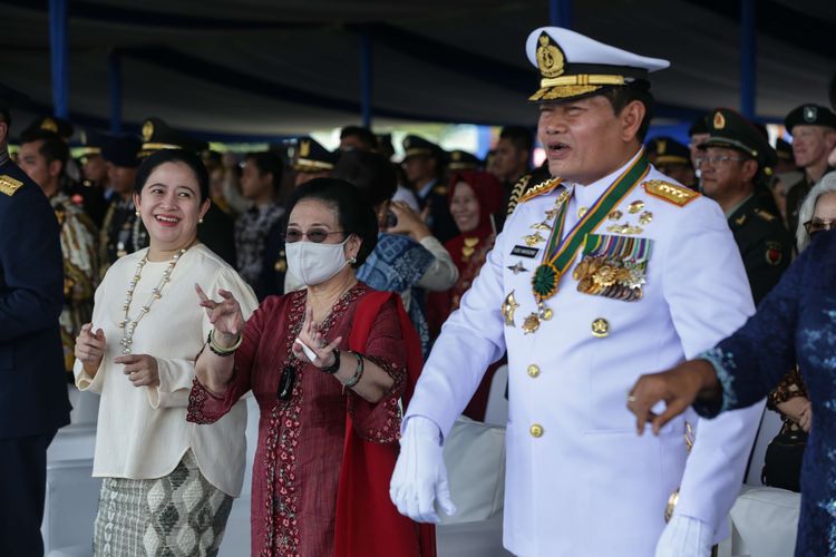 Sejumlah tokoh Ketua DPR Puan Maharani (kiri), Presiden kelima RI Megawati Soekarnoputri (tegah), dan Panglima TNI Laksamana Yudo Margono (kanan) berjoget bersama saat perayaan HUT ke-77 TNI Angkatan Udara di Lanud Halim Perdanakusuma, Jakarta, Migu (9/4/2023).