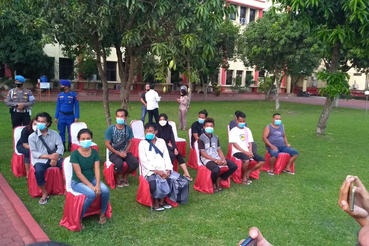 Sejumlah korban selamat dari tenggelamnya kapal pengangkut puluhan PMI di Asahan pada Sabtu (19/3/2022) pagi saat akan ke Malaysia secara ilegal dikumpulkan di Polda Sumut saat konferensi pers, Senin (21/3/2022) sore.