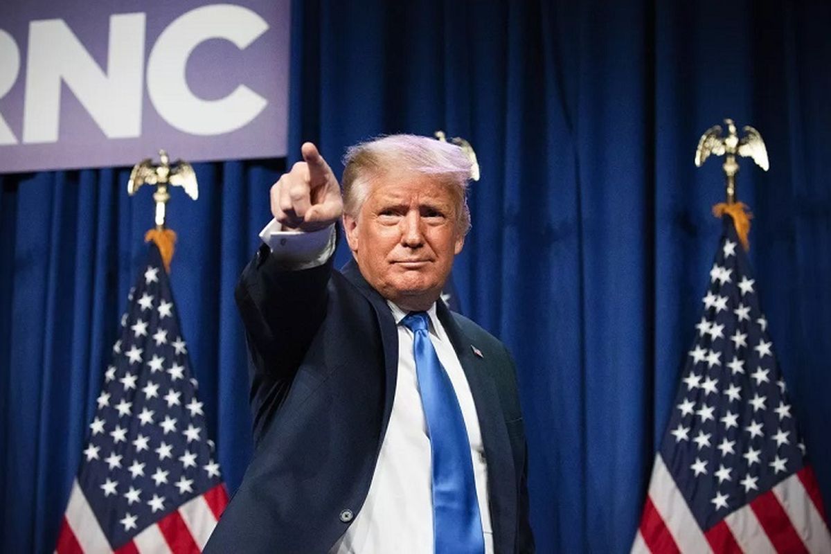 Presiden Amerika Serikat Donald Trump berinteraksi dengan delegasi setelah berbicara pada hari pertama Konvensi Nasional Partai Republik di Charlotte, Carolina Utara, Senin sore (24/8/2020). Konvensi resmi mencalonkan kembali Trump untuk periode kedua menghadapi calon presiden (capres) Partai Demokrat Joe Biden pada pemilihan presiden (pilpres) 3 November mendatang