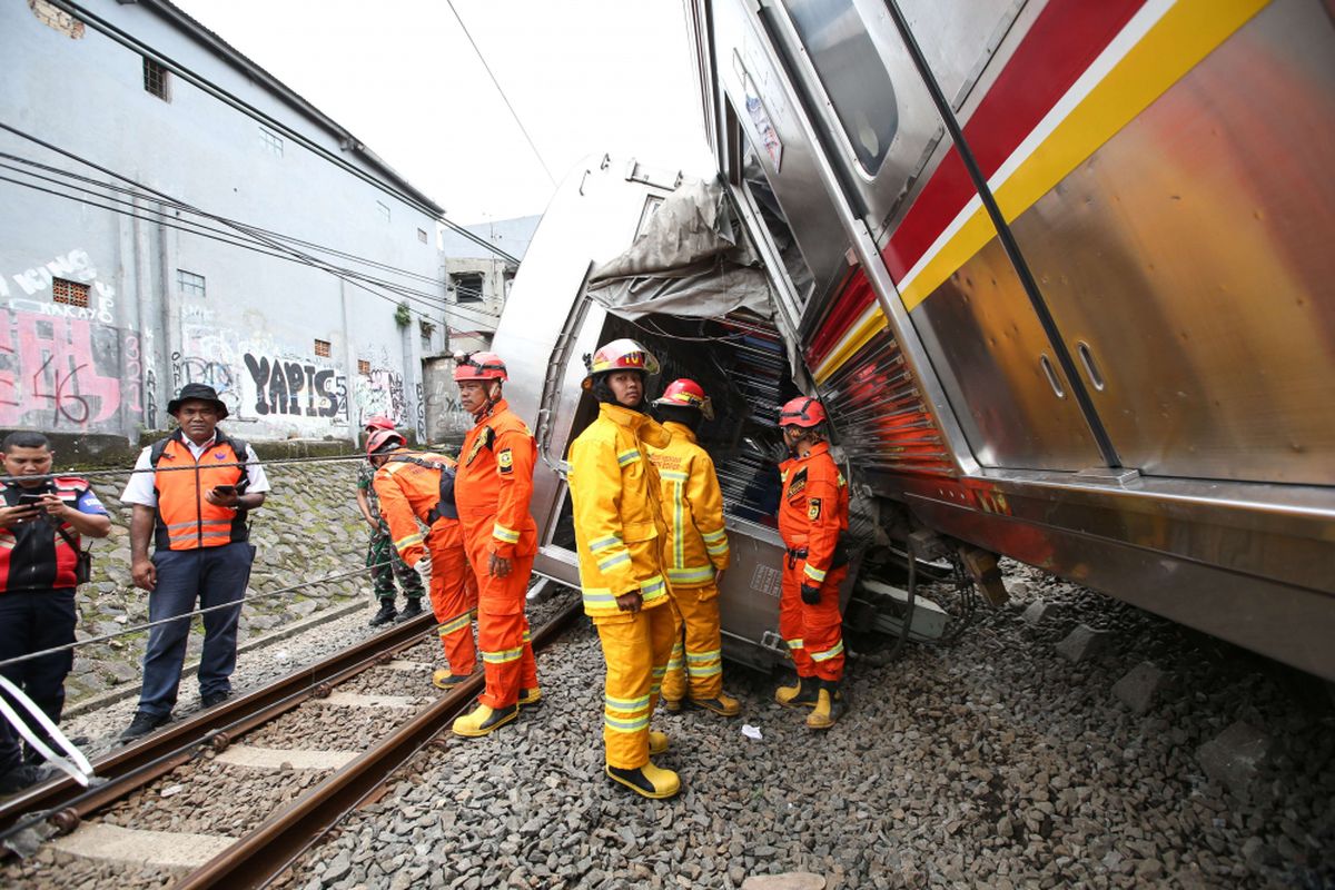 Kereta Api 1722 jurusan Jatinegara menuju Bogor anjlok saat melintas di antara Stasiun Cilebut dan Bogor, Minggu (10/3/2019). Akibatnya, enam orang mengalami luka-luka dan sejumlah perjalanan KRL lintas Jakarta Kota-Bogor terganggu.