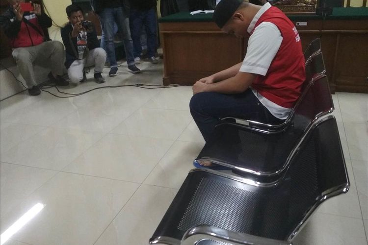 Muhammad Rusdi (21), terdakwa kasus penganiayaan yang berujung tewasnya taruna Akademi Teknik Keselamatan Penerbangan (ATKP) Makassar, saat hadir di Pengadilan Negeri Makassar, Senin (24/6/2019) lalu. 