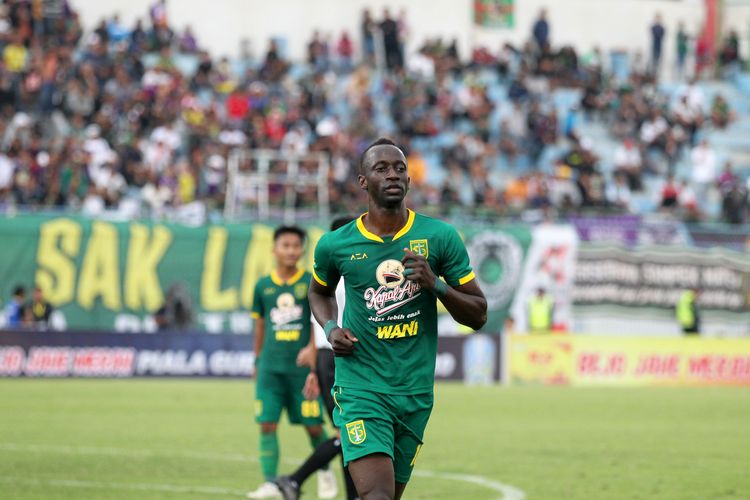 Pemain asing Persebaya Surabaya asal Mali, Makan Konate saat penyisihan grup A Piala Gubernur Jatim 2020 yang berakhir dengan skor 3-1 di Stadion Gelora Bangkalan, Jawa Timur, Senin (10/02/2020) sore. 