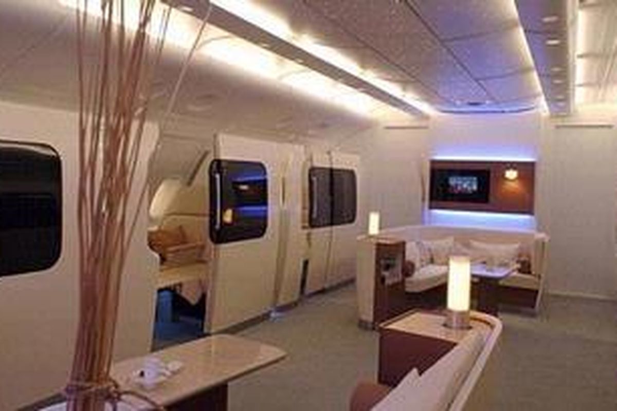 Interior ruang kabin firts class Airbus A380 super jumbo milik maskapai penerbangan Qantas dirancang Marc Newson. Fasilitasnya mencakup panel LCD layar sentuh, tempat duduk kulit, tempat tidur dari kulit domba dan lebih dari 1.000 pilihan video.