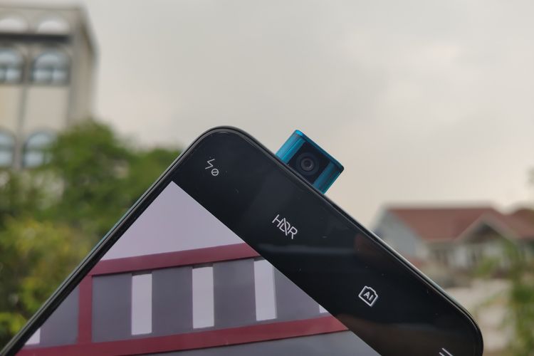 Poco F2 Pro dibekali dengan kamera selfie pop-up dengan resolusi 20 MP. Kamera ini bisa disembunyikan ketika tidak dipakai dan bakal muncul kembali secara otomatis ketika pengguna ingin berswafoto.