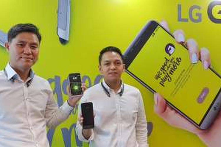 Head of Mobile Communications Division LG Electronics Indonesia Hee Gyun Jang (kiri) dan Product Marketing Manager Mobile Communication Division LG Electronics Indonesia Dias Aryo Wibowo dalam acara hands-on LG G5 SE di Jakarta, Selasa (10/5/2016).