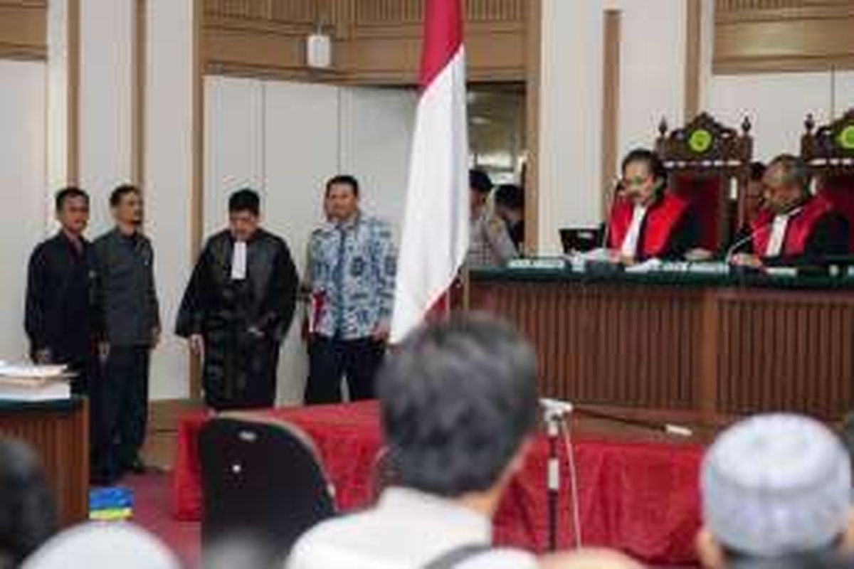 Gubernur DKI Jakarta non aktif Basuki Tjahaja Purnama (Ahok) saat menghadiri sidang kasus penodaan agama yang digelar Pengadilan Negeri Jakarta Utara di Auditorium Kementerian Pertanian, Ragunan, Jakarta Selatan, Selasa (10/2/2017).