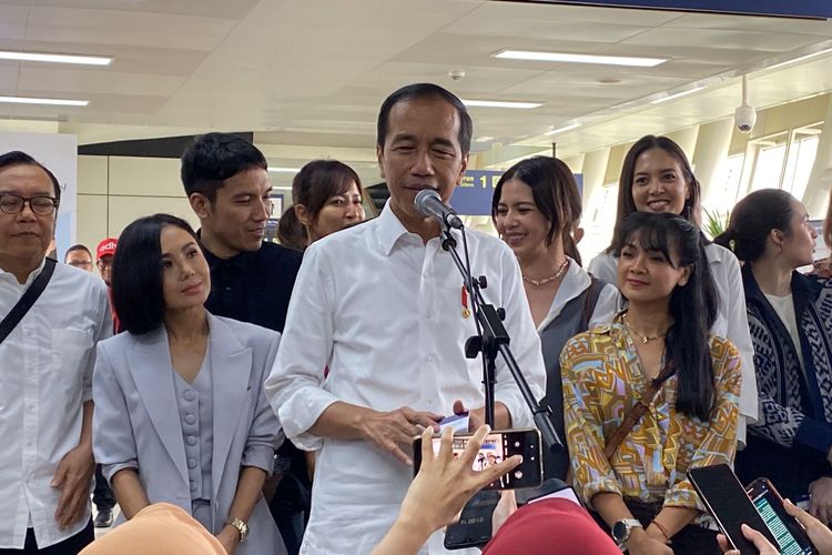 Presiden Joko Widodo memberikan keterangan pers seusai menjajal kereta LRT Jabodebek di Stasiun Dukuh Atas, Jakarta, Kamis (10/8/2023).