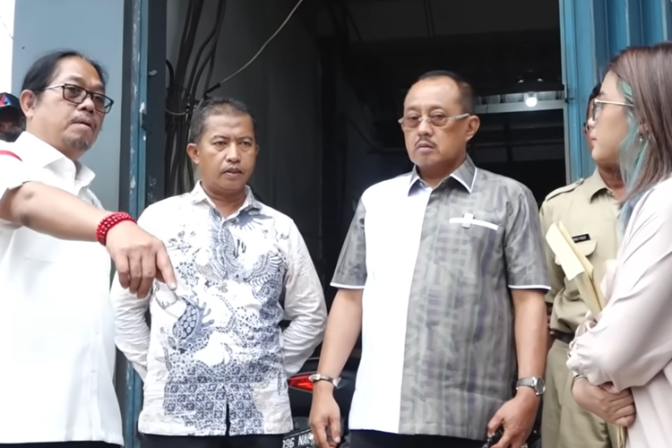 Wakil Wali Kota Surabaya Armuji saat melakukan sidak ke CV Batavia Cutter Prima di Jalan Jatisari, Surabaya atas laporan warga yang rumahnya rusak akibat pembangunan pabrik.