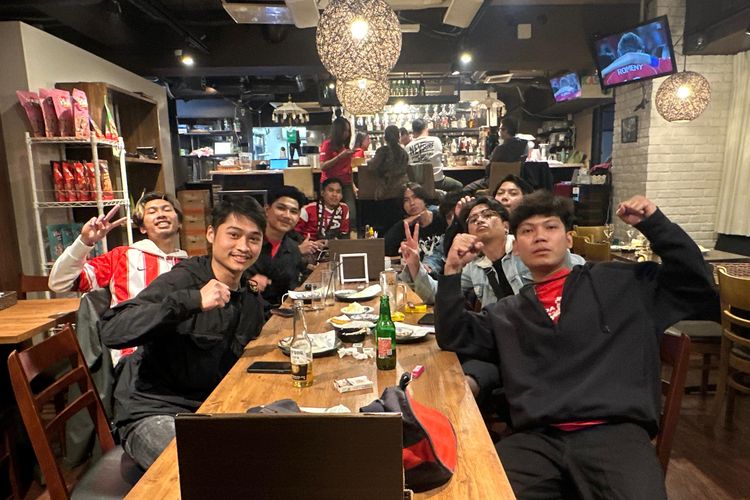  Salah satu aktifitas dari Garuda Japan nonton bareng timnas Indonesia bersama di salah satu cafe di Jepang.