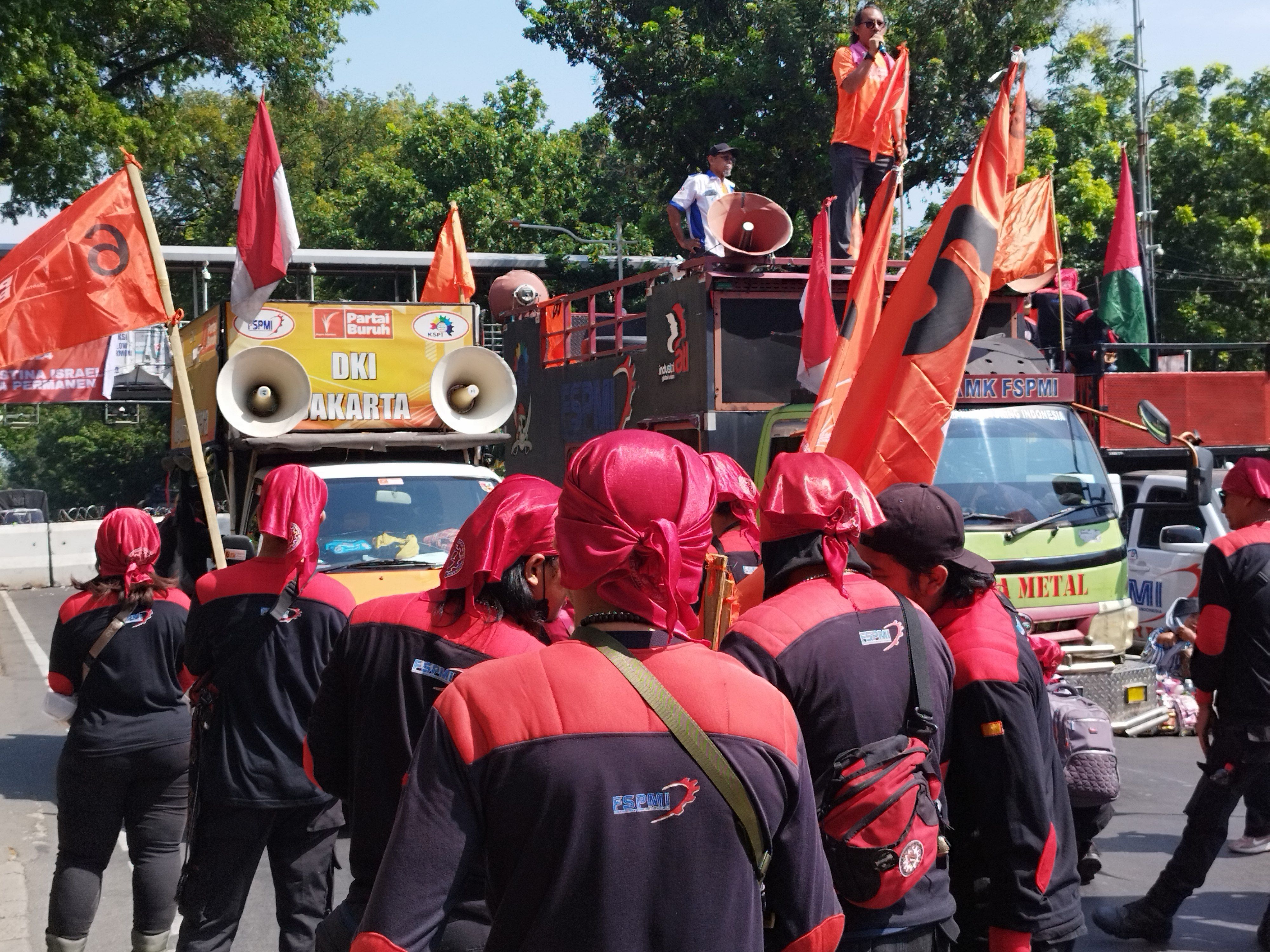 Ada Demo Buruh, Jalan Medan Merdeka Barat Arah Harmoni Ditutup