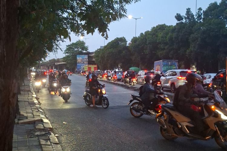 Banyak Pengendara Lawan Arus di Ring Road Cengkareng, Sebabkan Lalin Semrawut dan Macet