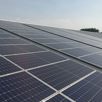 Ilustrasi panel surya.