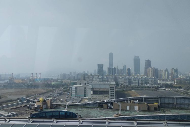 Pemandangan Kota Kaohsiung, Taiwan, dari kincir ria atau ferris wheel Dream Mall