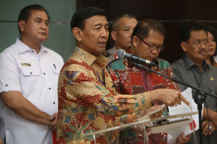 Menteri Politik Hukum dan Keamanan (Polhukam), Wiranto saat konferensi pers mengenai Peraturan Pemerintah Pengganti Undang-Undang (perppu) tentang Ormas di Gedung Kementerian Polhukam, Jakarta, Rabu (12/7/2017). Wiranto memberikan penjelasan mengenai penerbitan Peraturan Pemerintah Pengganti Undang-Undang Nomor 2 Tahun 2017, sebagai perubahan Undang-Undang Nomor 17 Tahun 2013 tentang Organisasi Kemasyarakatan.