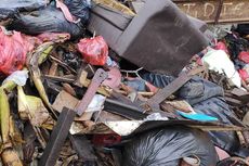 Sampah Bekas Banjir Menumpuk di Bantaran Kali Cakung