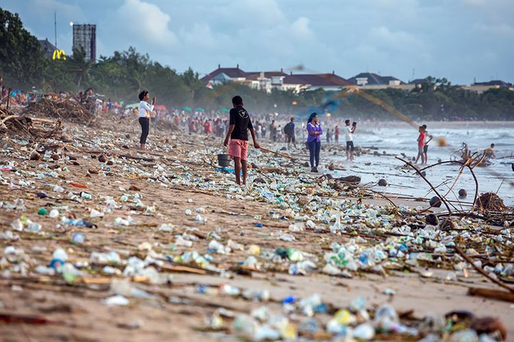 Ilustrasi sampah plastik mencemari pantai. 