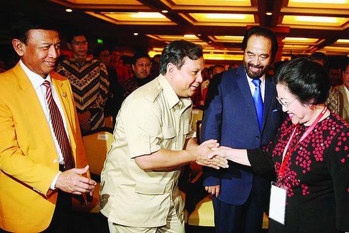 Tamu undangan (dari kiri), Ketua Umum Partai Hanura Wiranto, Ketua Dewan Pembina Partai Gerindra Prabowo Subianto, dan Ketua Nasional Demokrat Surya Paloh, bergantian menyalami Ketua Umum Partai Demokrasi Indonesia Perjuangan (PDI-P) Megawati Soekarnoputri dan Sekretaris Jenderal PDI-P Pramono Anung saat pembukaan Kongres III PDI-P di Hotel Inna Bali Beach, Sanur, Bali, Selasa (6/4 ) .