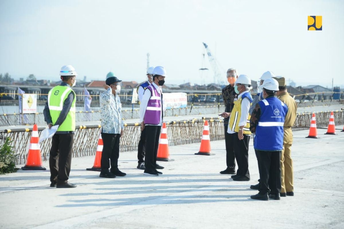 Presiden Joko Widodo (Jokowi) didampingi Menteri Pekerjaan Umum dan Perumahan Rakyat (PUPR) Basuki Hadimuljono meninjau pembangunan Tol Semarang-Demak Seksi 2 yang berada di Desa Sidogemah, Kecamatan Sayung, Kabupaten Demak, Provinsi Jawa Tengah, Jumat (11/6/2021).