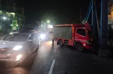 Kaget Ada Motor yang Melintas, Truk di Semarang Tabrak Jembatan Penyeberangan Orang