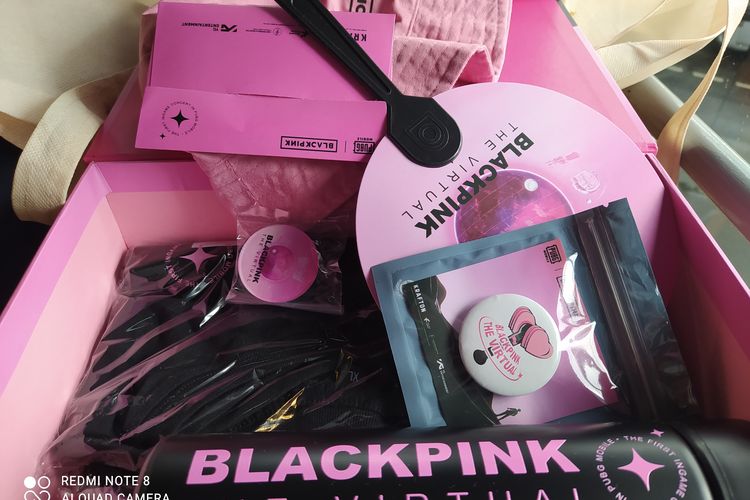 Isi suvenir kolaborasi PUBG Mobile dengan grup K-Pop Blackpink mulai dari tumbler, totebag, hingga stiker dan kaus. 

Seperti ini suasana gerai PUBG Mobile Indonesia yang dipenuhi pengunjung saat perhelatan Citayam Fashion Week di kawasan Stasiun Kereta Api Commuter Line Sudirman, Jakarta Pusat, pada Sabtu (23/7/2022). 

Gerai kolaborasi PUBG Mobile dengan grup K-Pop Blackpink akan hadir sampai dengan Minggu (24/7/2022).
